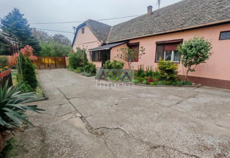 Stapar – porodično imanje na skoro 24 ara, kuća 185m² + pomoćni objekti