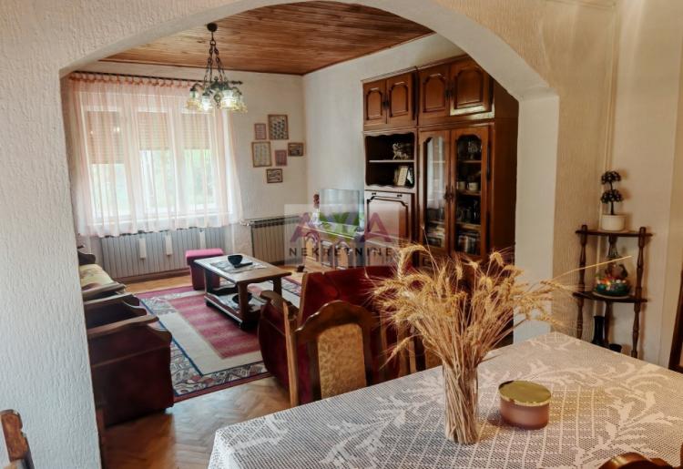 Stapar – porodično imanje na skoro 24 ara, kuća 185m² + pomoćni objekti