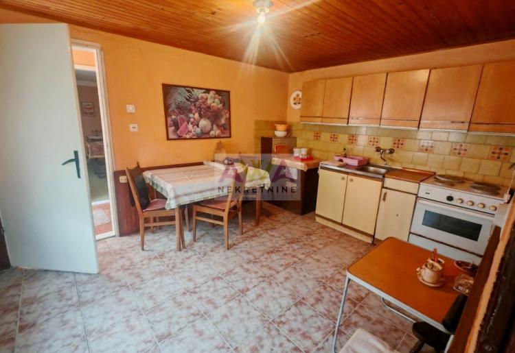 Stapar – porodično imanje na skoro 24 ara, kuća 185m² + pomoćni objekti