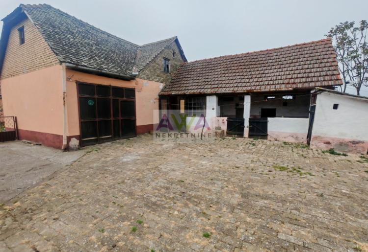 Stapar – porodično imanje na skoro 24 ara, kuća 185m² + pomoćni objekti