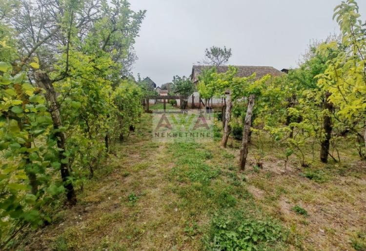 Stapar – porodično imanje na skoro 24 ara, kuća 185m² + pomoćni objekti