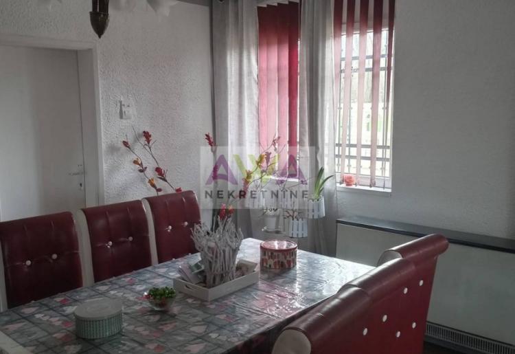 Aleksa Šantić. Porodična kuća 80 m2 u osnovi, plac 6ar
