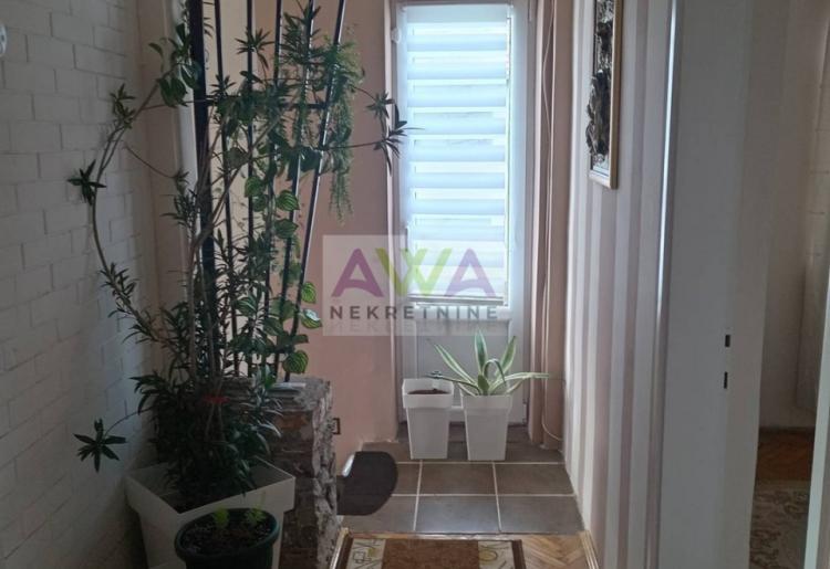 Aleksa Šantić. Porodična kuća 80 m2 u osnovi, plac 6ar