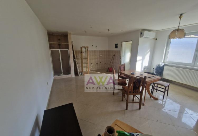 Sombor – MZ Mlake – Renovirana kuća sa dvorišnim stanom, plac 683m²