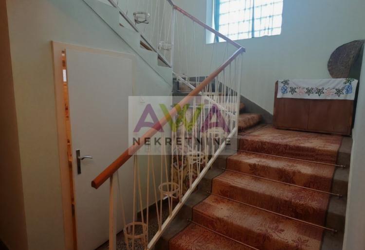 Sombor – Širi centar – Spratna kuća 206m2 sa garažom, zasebna parcela