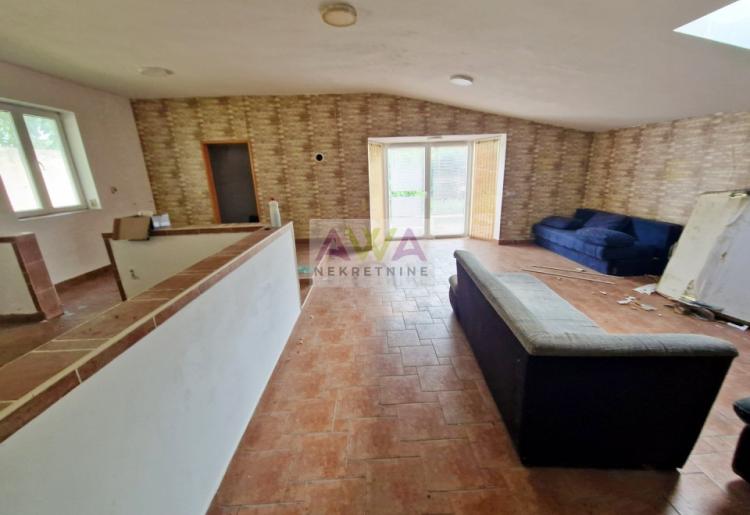 Predgrađe Sombora, Šikara. Spratna kuća 181m2