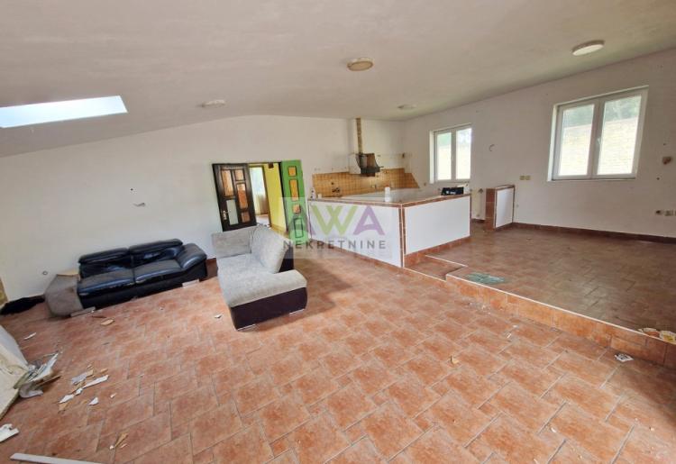 Predgrađe Sombora, Šikara. Spratna kuća 181m2