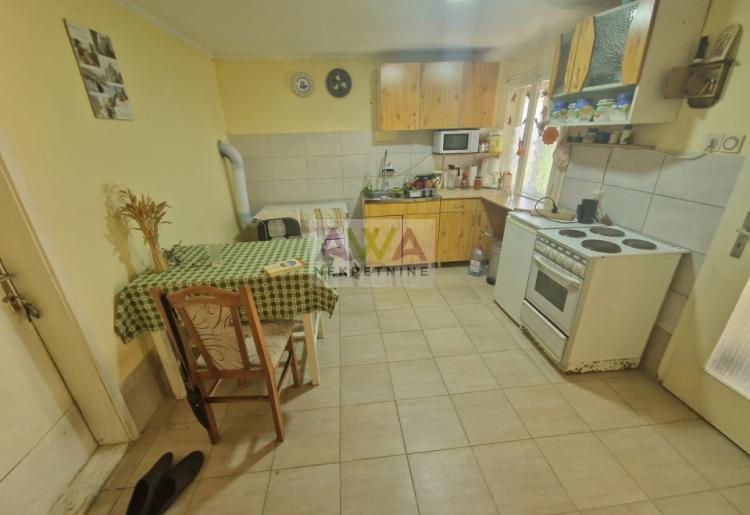 Bogojevo – Nameštena renovirana kuća 114m², plac 1184m², pomoćni objekti, letnjikovac i garaža za dva vozila