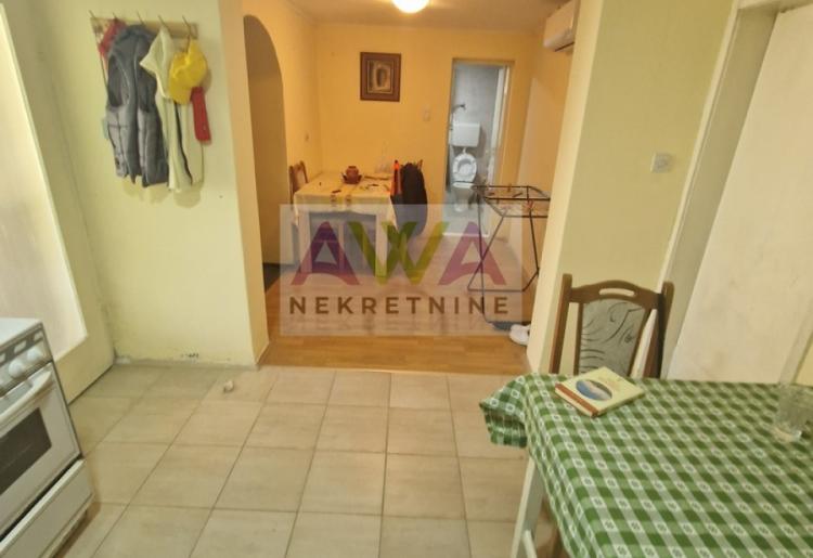 Bogojevo – Nameštena renovirana kuća 114m², plac 1184m², pomoćni objekti, letnjikovac i garaža za dva vozila
