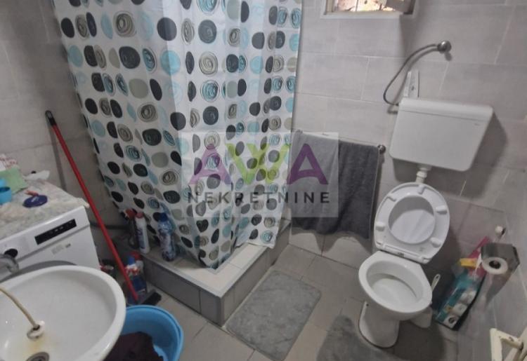 Bogojevo – Nameštena renovirana kuća 114m², plac 1184m², pomoćni objekti, letnjikovac i garaža za dva vozila