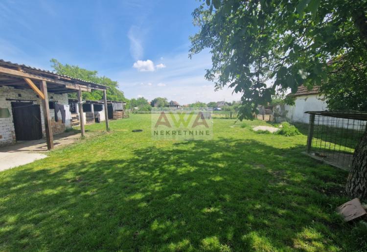 Bogojevo – Nameštena renovirana kuća 114m², plac 1184m², pomoćni objekti, letnjikovac i garaža za dva vozila