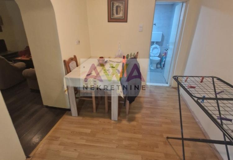 Bogojevo – Nameštena renovirana kuća 114m², plac 1184m², pomoćni objekti, letnjikovac i garaža za dva vozila