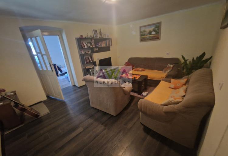 Bogojevo – Nameštena renovirana kuća 114m², plac 1184m², pomoćni objekti, letnjikovac i garaža za dva vozila