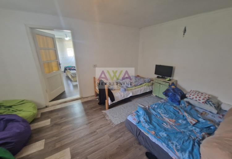 Bogojevo – Nameštena renovirana kuća 114m², plac 1184m², pomoćni objekti, letnjikovac i garaža za dva vozila