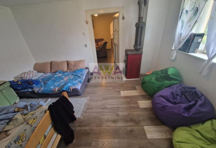 Bogojevo – Nameštena renovirana kuća 114m², plac 1184m², pomoćni objekti, letnjikovac i garaža za dva vozila
