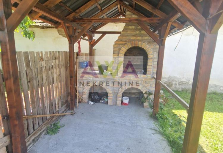 Bogojevo – Nameštena renovirana kuća 114m², plac 1184m², pomoćni objekti, letnjikovac i garaža za dva vozila