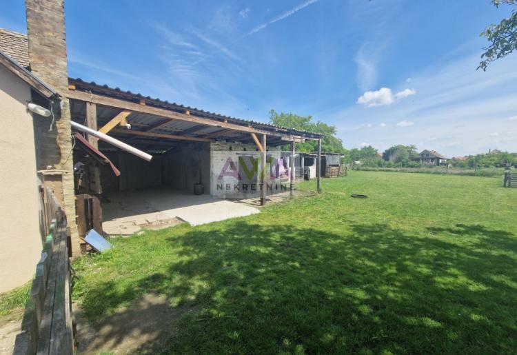 Bogojevo – Nameštena renovirana kuća 114m², plac 1184m², pomoćni objekti, letnjikovac i garaža za dva vozila