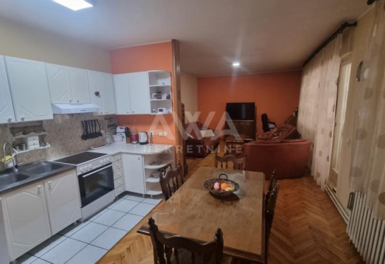 Bukovac, Sombor. Višeporodična kuća sa jutrom zemlje.