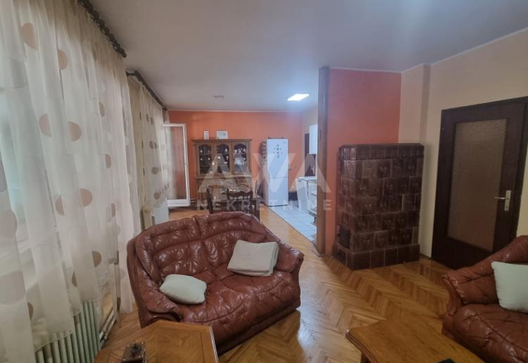 Bukovac, Sombor. Višeporodična kuća sa jutrom zemlje.