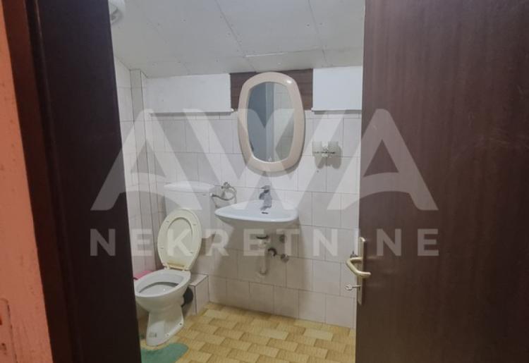 Bukovac, Sombor. Višeporodična kuća sa jutrom zemlje.
