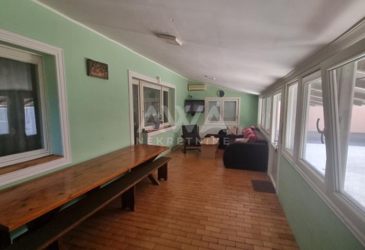 Bukovac, Sombor. Višeporodična kuća sa jutrom zemlje.