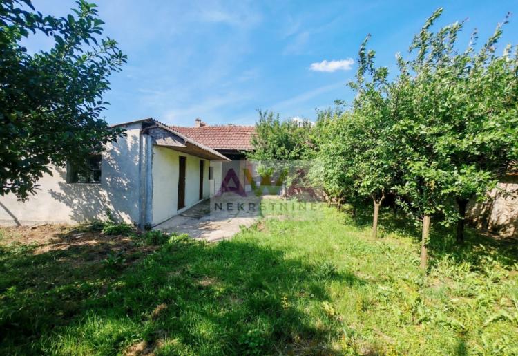 Prigrevica – Očuvana kuća 169m², pomoćni objekti, voćnjak, mogućnost kupovine preko konkursa