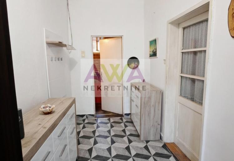 Prigrevica – Očuvana kuća 169m², pomoćni objekti, voćnjak, mogućnost kupovine preko konkursa