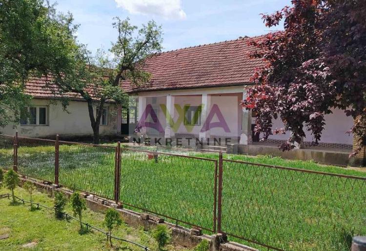 Šikara. Prizemna kuća 150m2, plac 29ar
