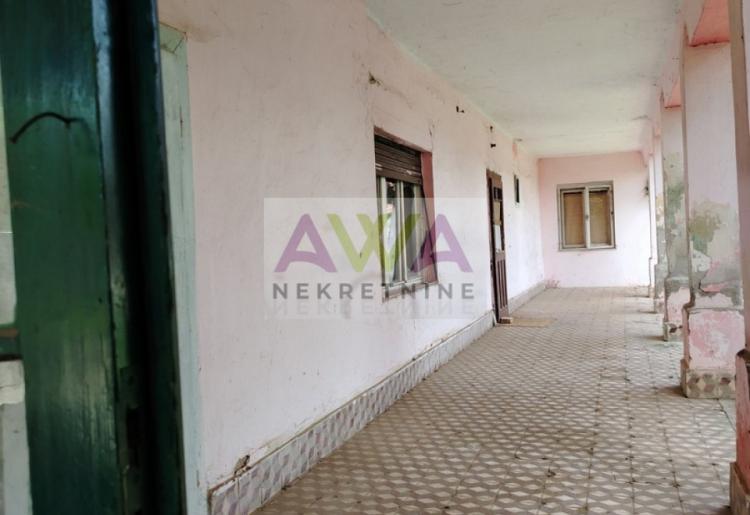 Šikara. Prizemna kuća 150m2, plac 29ar
