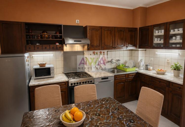Sombor – Blizina centra – Spratna porodična kuća 246m2 sa garažom