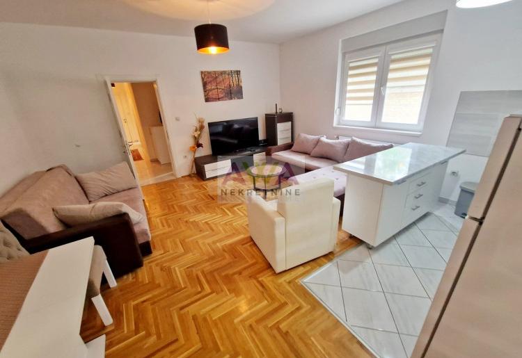 Sombor – Dvoiposoban namešten stan 50m² +8m2, prizemlje