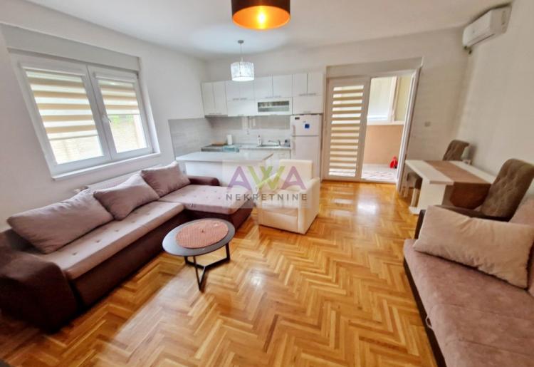 Sombor – Dvoiposoban namešten stan 50m² +8m2, prizemlje