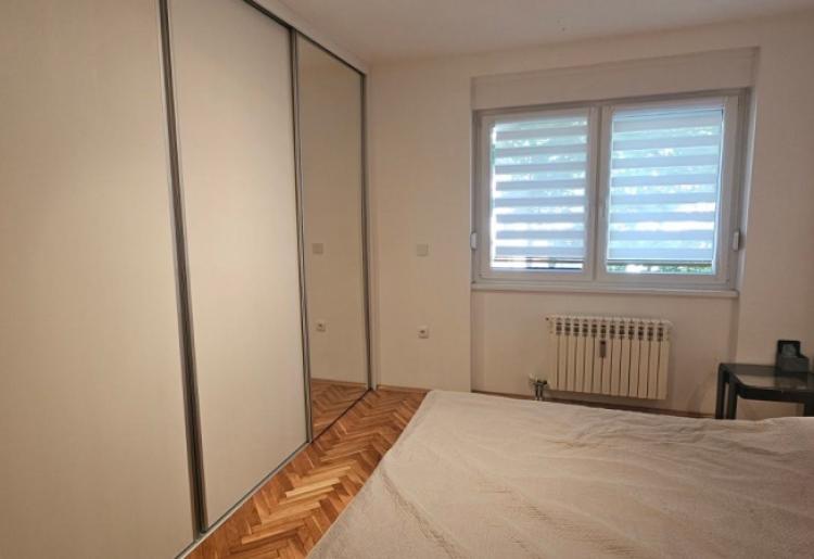 Sombor – Renoviran dvoiposoban stan 64m², I sprat, odlična porodična lokacija