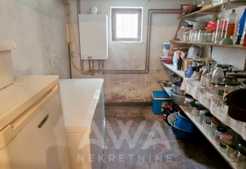 Crvenka, Kuća oko 300 m2, plac 642 m2