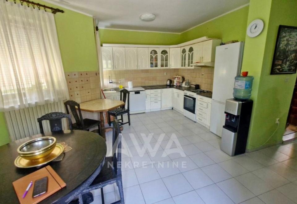 Crvenka, Kuća oko 300 m2, plac 642 m2