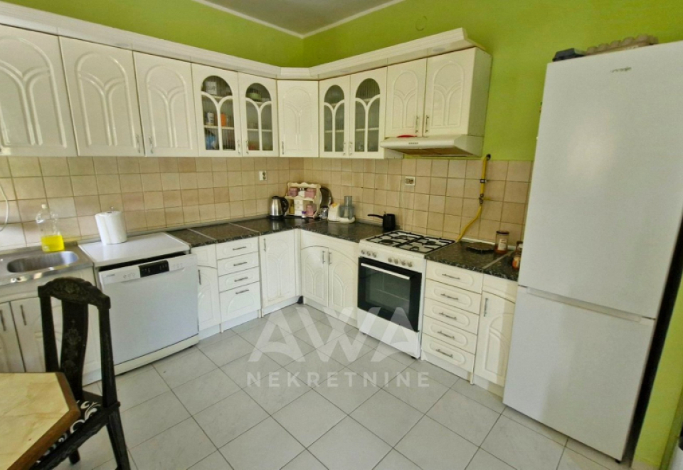 Crvenka, Kuća oko 300 m2, plac 642 m2