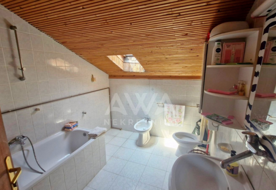Crvenka, Kuća oko 300 m2, plac 642 m2