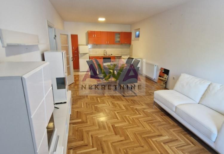 Sombor – Širi centar – Noviji dvosoban stan 59m², I sprat, lift, parking