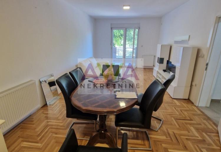 Sombor – Širi centar – Noviji dvosoban stan 59m², I sprat, lift, parking