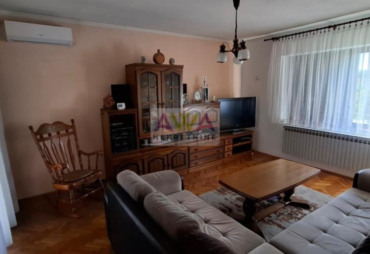 Bački Brestovac – Spratna porodična kuća 330m², plac 30 ari