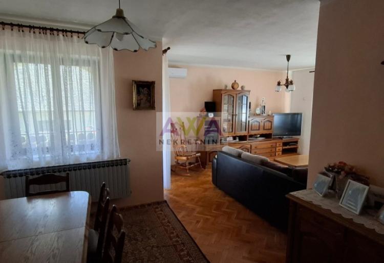 Bački Brestovac – Spratna porodična kuća 330m², plac 30 ari