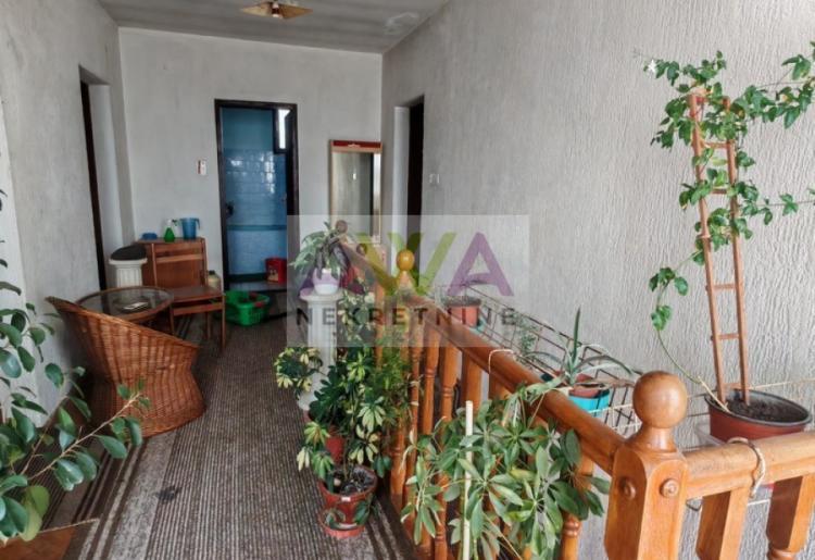 Bački Brestovac – Porodično imanje sa spratnom kućom i ekonomskim objektima, plac 1.927m²
