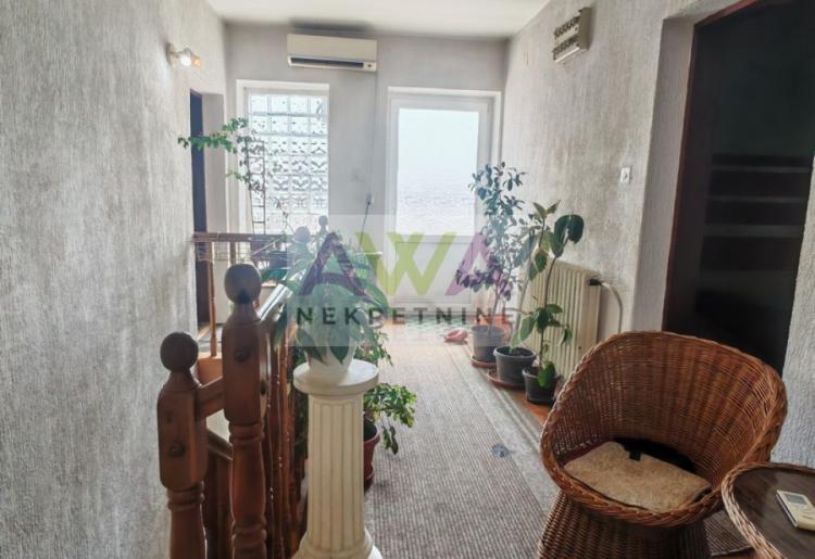 Bački Brestovac – Porodično imanje sa spratnom kućom i ekonomskim objektima, plac 1.927m²