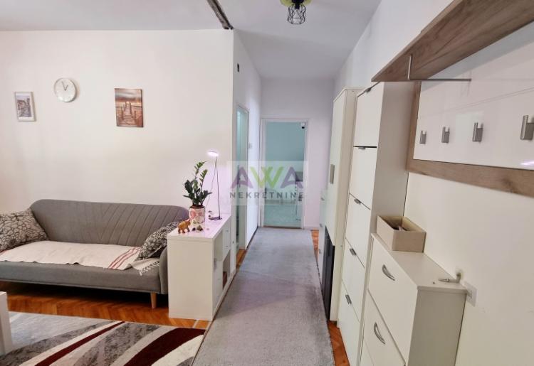Sombor – Nova Selenča. Kompletno renoviran i namešten dvosoban stan 55m², visoko prizemlje