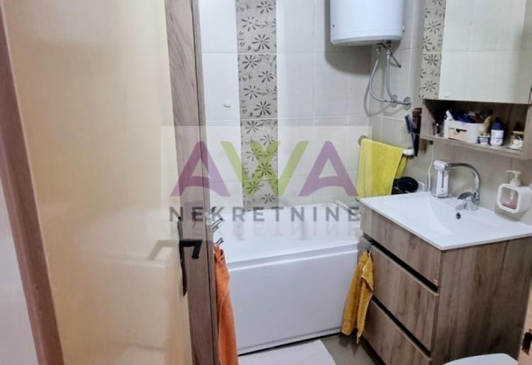 Sombor – Nova Selenča. Kompletno renoviran i namešten dvosoban stan 55m², visoko prizemlje