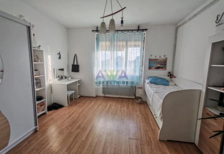 Bezdan. Porodična spratna kuća