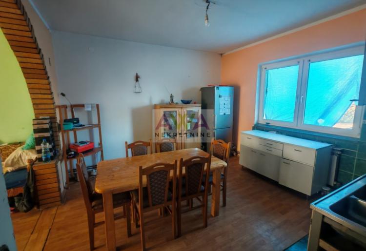 Bezdan. Porodična spratna kuća