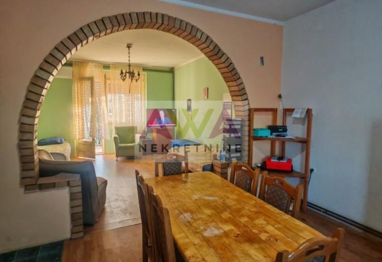 Bezdan. Porodična spratna kuća