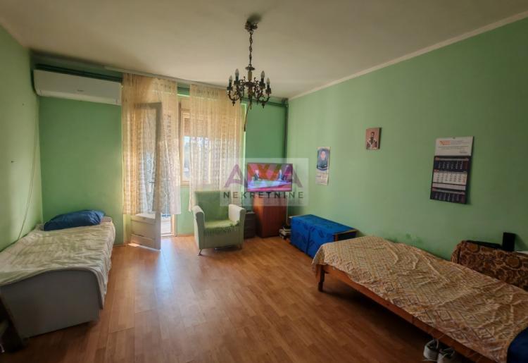 Bezdan. Porodična spratna kuća