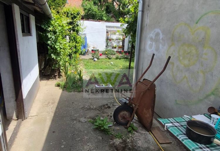 Sombor – Centar. Dvojna porodična kuća- Stan 91m² na placu od 248m²